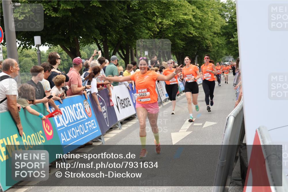 15.06.2025 - REWE Women's Run Strokosch-Dieckow http://msf.ph/oto/7931634 15.06.2025 10:58:51 Ziel 5087, 5305, 5423, 5621, 5686 meine-sportfotos.de