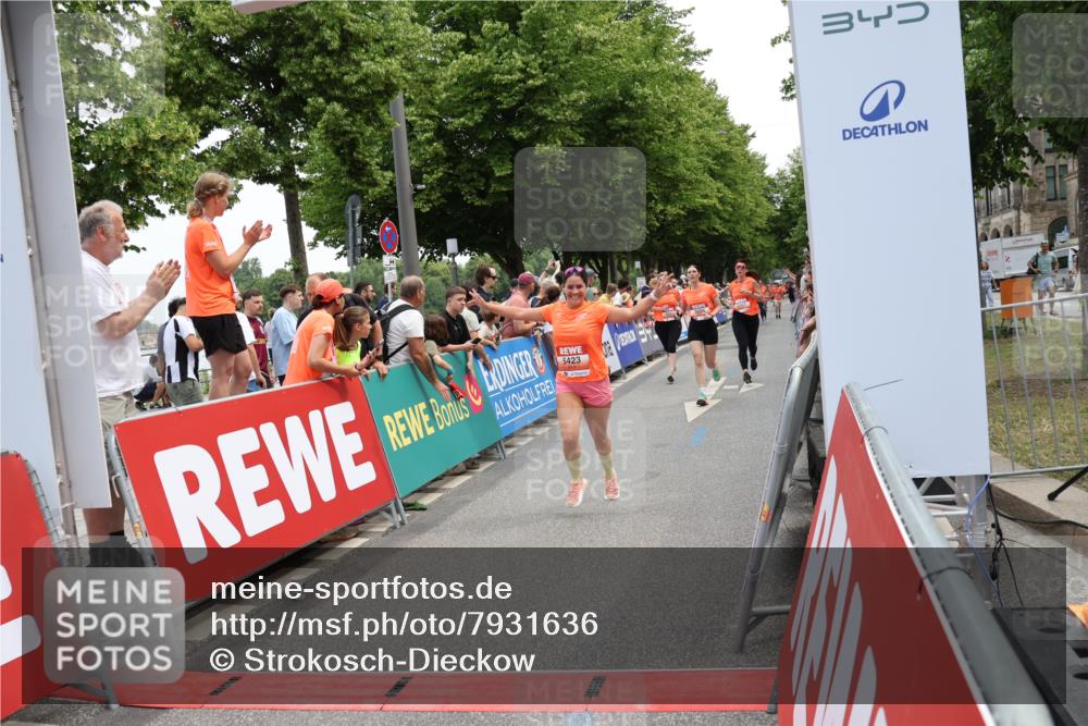15.06.2025 - REWE Women's Run Strokosch-Dieckow http://msf.ph/oto/7931636 15.06.2025 10:58:52 Ziel 5087, 5305, 5423, 5621, 5686 meine-sportfotos.de