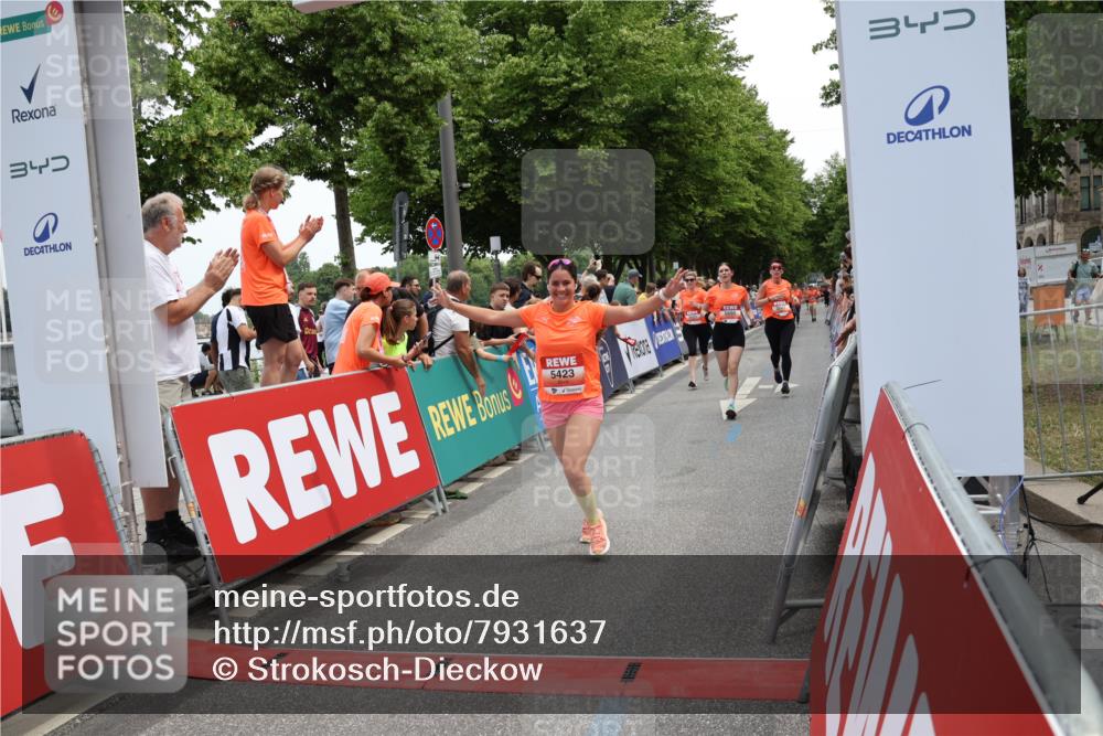 15.06.2025 - REWE Women's Run Strokosch-Dieckow http://msf.ph/oto/7931637 15.06.2025 10:58:52 Ziel 5087, 5305, 5423, 5621, 5686 meine-sportfotos.de