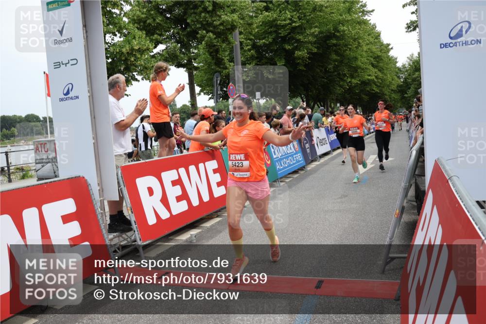 15.06.2025 - REWE Women's Run Strokosch-Dieckow http://msf.ph/oto/7931639 15.06.2025 10:58:52 Ziel 5087, 5305, 5423, 5621, 5686 meine-sportfotos.de