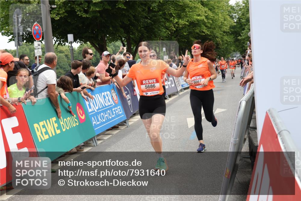 15.06.2025 - REWE Women's Run Strokosch-Dieckow http://msf.ph/oto/7931640 15.06.2025 10:58:53 Ziel 5087, 5305, 5423, 5621, 5633, 5686 meine-sportfotos.de