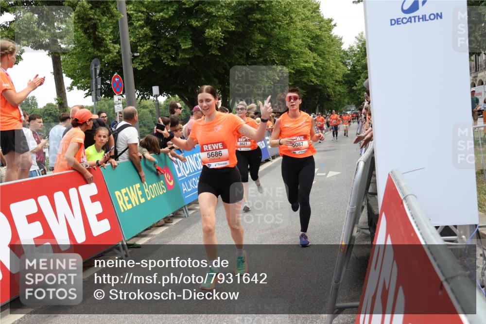 15.06.2025 - REWE Women's Run Strokosch-Dieckow http://msf.ph/oto/7931642 15.06.2025 10:58:53 Ziel 5087, 5305, 5423, 5621, 5633, 5686 meine-sportfotos.de