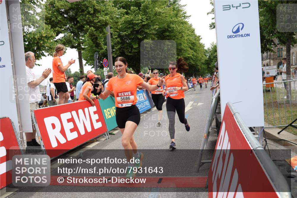 15.06.2025 - REWE Women's Run Strokosch-Dieckow http://msf.ph/oto/7931643 15.06.2025 10:58:54 Ziel 5087, 5305, 5423, 5621, 5633, 5686 meine-sportfotos.de