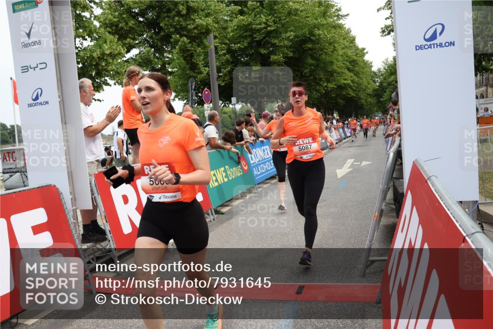 15.06.2025 - REWE Women's Run Strokosch-Dieckow http://msf.ph/oto/7931645 15.06.2025 10:58:54 Ziel 5087, 5305, 5423, 5621, 5633, 5686 meine-sportfotos.de