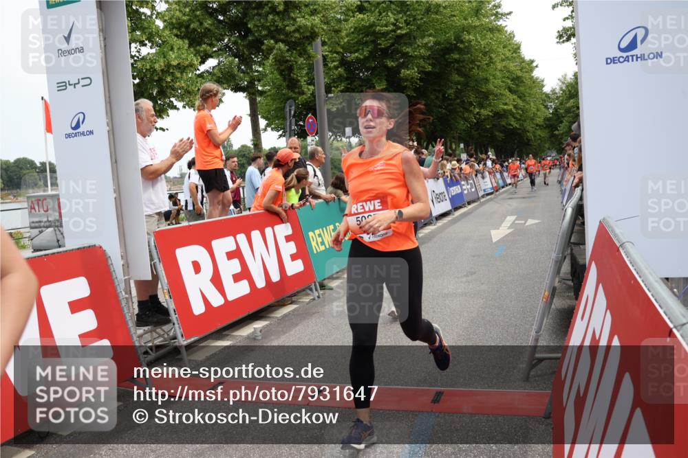 15.06.2025 - REWE Women's Run Strokosch-Dieckow http://msf.ph/oto/7931647 15.06.2025 10:58:55 Ziel 5087, 5423, 5575, 5621, 5633, 5686 meine-sportfotos.de