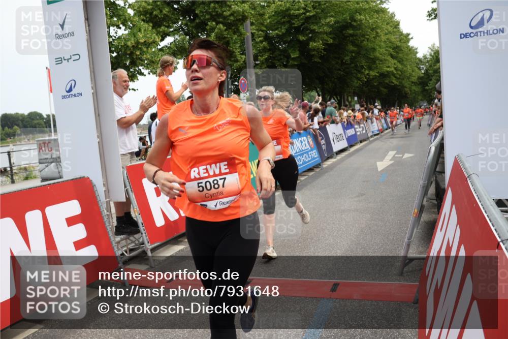 15.06.2025 - REWE Women's Run Strokosch-Dieckow http://msf.ph/oto/7931648 15.06.2025 10:58:55 Ziel 5087, 5423, 5575, 5621, 5633, 5686 meine-sportfotos.de