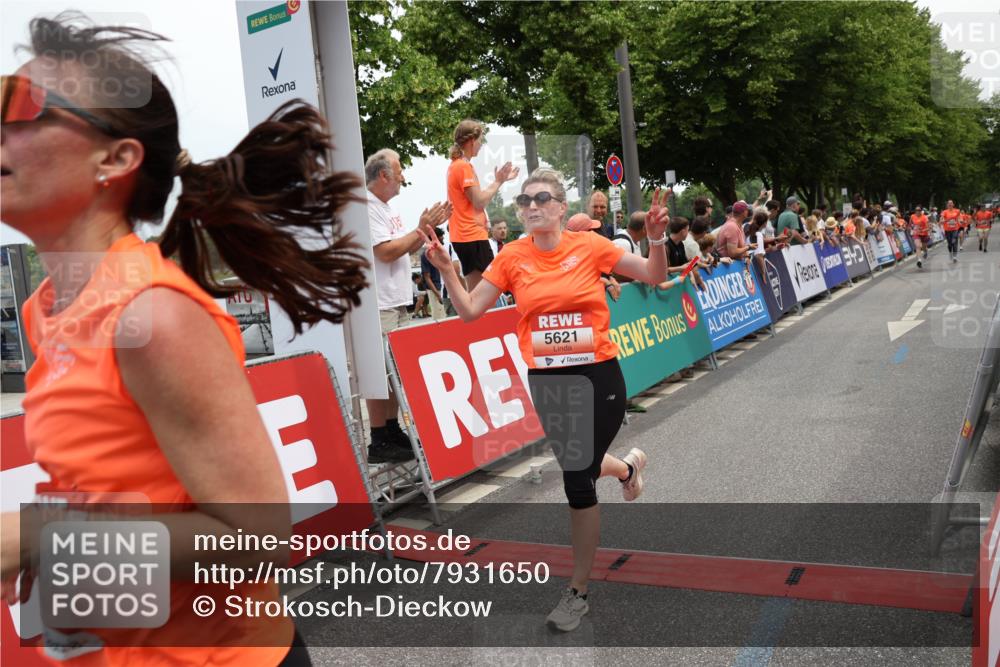 15.06.2025 - REWE Women's Run Strokosch-Dieckow http://msf.ph/oto/7931650 15.06.2025 10:58:55 Ziel 5087, 5423, 5575, 5621, 5633, 5686 meine-sportfotos.de