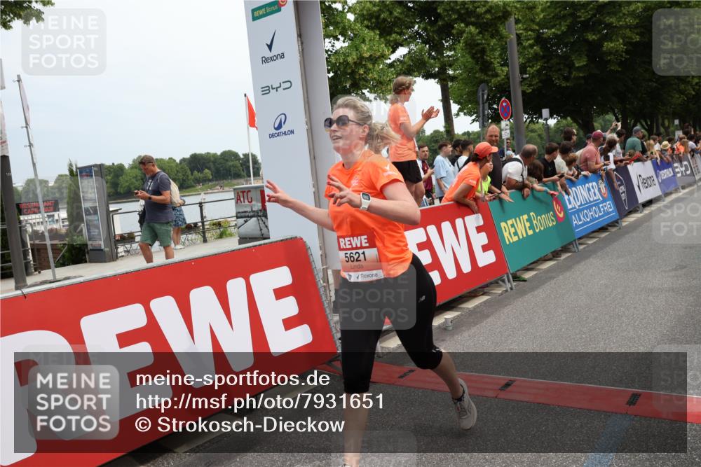 15.06.2025 - REWE Women's Run Strokosch-Dieckow http://msf.ph/oto/7931651 15.06.2025 10:58:56 Ziel 5087, 5423, 5575, 5621, 5633, 5686 meine-sportfotos.de