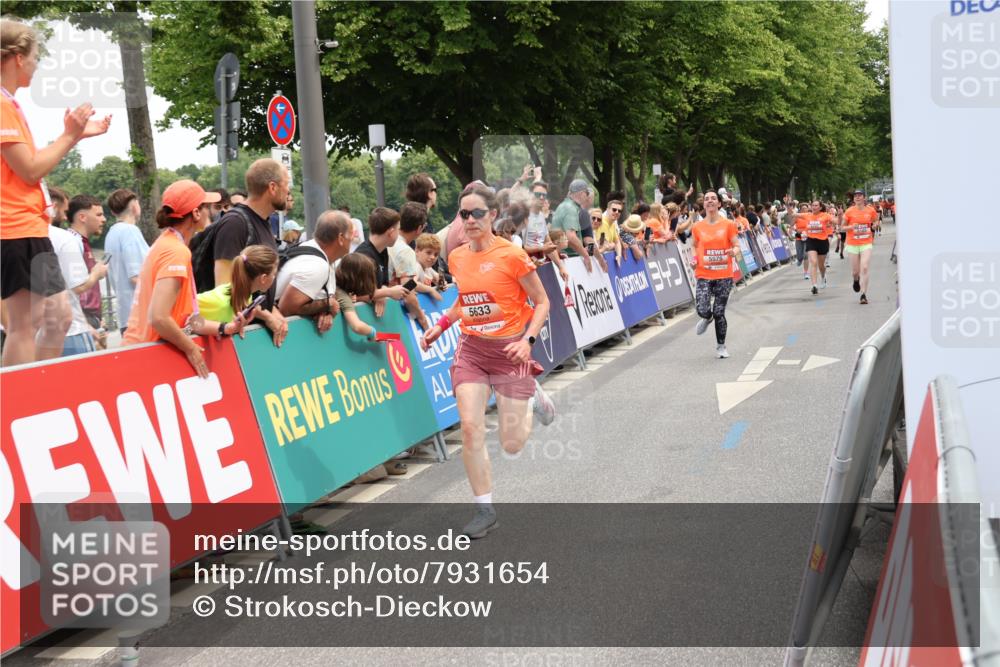 15.06.2025 - REWE Women's Run Strokosch-Dieckow http://msf.ph/oto/7931654 15.06.2025 10:58:58 Ziel 5087, 5185, 5197, 5423, 5575, 5621, 5633, 5686 meine-sportfotos.de