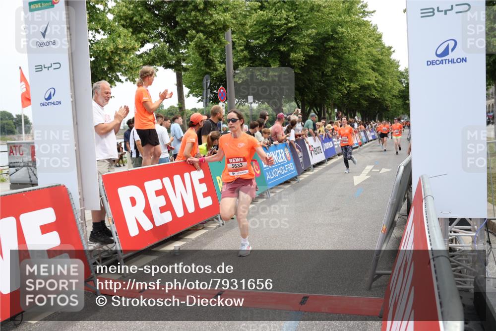 15.06.2025 - REWE Women's Run Strokosch-Dieckow http://msf.ph/oto/7931656 15.06.2025 10:58:59 Ziel 5087, 5185, 5197, 5423, 5575, 5621, 5633, 5686 meine-sportfotos.de