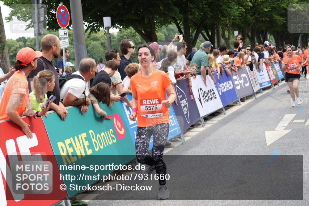 15.06.2025 - REWE Women's Run Strokosch-Dieckow http://msf.ph/oto/7931660 15.06.2025 10:59:00 Ziel 5073, 5087, 5185, 5197, 5307, 5308, 5575, 5621, 5633, 5686 meine-sportfotos.de