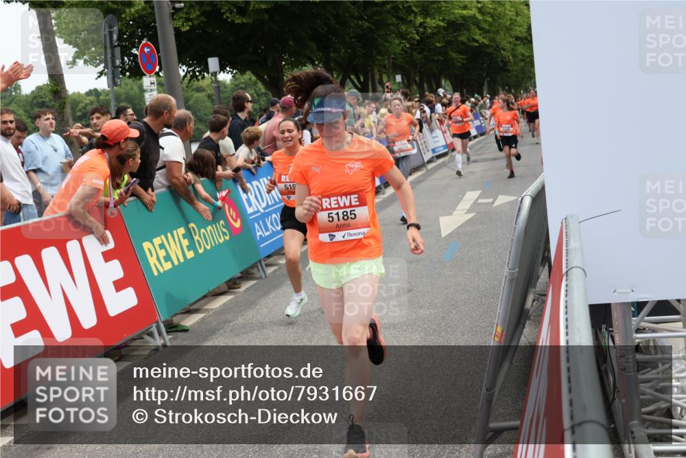 15.06.2025 - REWE Women's Run Strokosch-Dieckow http://msf.ph/oto/7931667 15.06.2025 10:59:03 Ziel 5073, 5185, 5197, 5307, 5308, 5342, 5575, 5598, 5633 meine-sportfotos.de