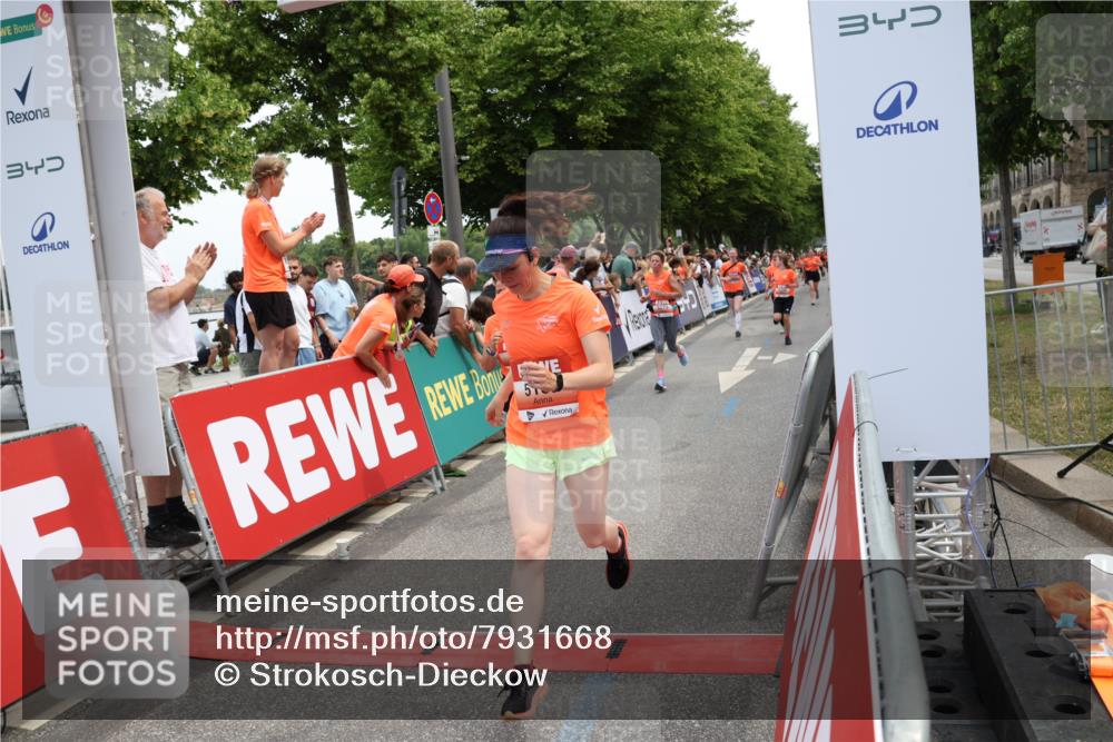15.06.2025 - REWE Women's Run Strokosch-Dieckow http://msf.ph/oto/7931668 15.06.2025 10:59:04 Ziel 5073, 5185, 5197, 5307, 5308, 5342, 5575, 5598, 5633 meine-sportfotos.de
