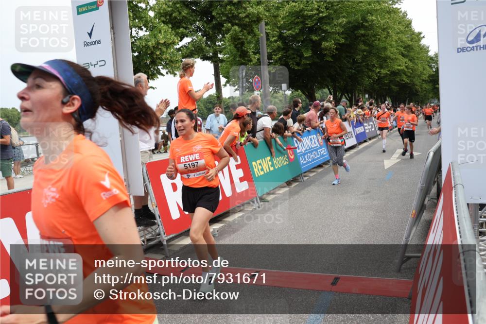 15.06.2025 - REWE Women's Run Strokosch-Dieckow http://msf.ph/oto/7931671 15.06.2025 10:59:04 Ziel 5073, 5185, 5197, 5307, 5308, 5342, 5575, 5598, 5633 meine-sportfotos.de