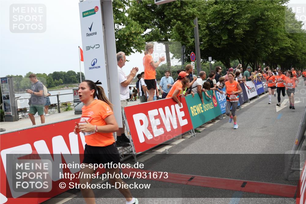 15.06.2025 - REWE Women's Run Strokosch-Dieckow http://msf.ph/oto/7931673 15.06.2025 10:59:05 Ziel 5073, 5185, 5197, 5307, 5308, 5342, 5575, 5598, 5633 meine-sportfotos.de
