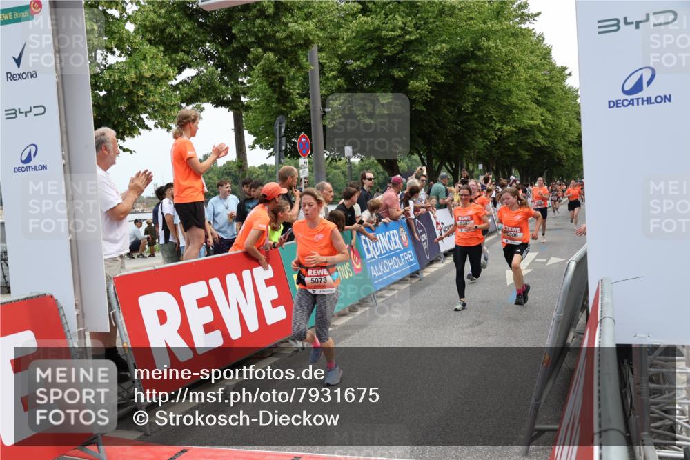 15.06.2025 - REWE Women's Run Strokosch-Dieckow http://msf.ph/oto/7931675 15.06.2025 10:59:05 Ziel 5073, 5185, 5197, 5307, 5308, 5342, 5575, 5598, 5633 meine-sportfotos.de