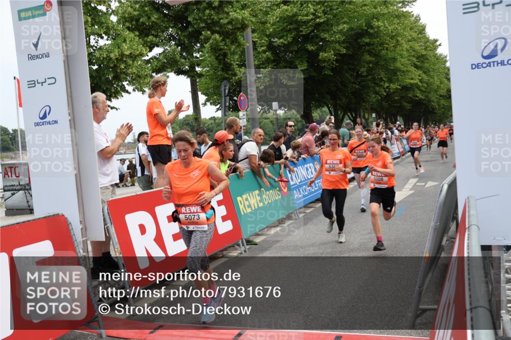 15.06.2025 - REWE Women's Run Strokosch-Dieckow http://msf.ph/oto/7931676 15.06.2025 10:59:06 Ziel 5073, 5185, 5197, 5249, 5307, 5308, 5342, 5464, 5575, 5598, 5633 meine-sportfotos.de