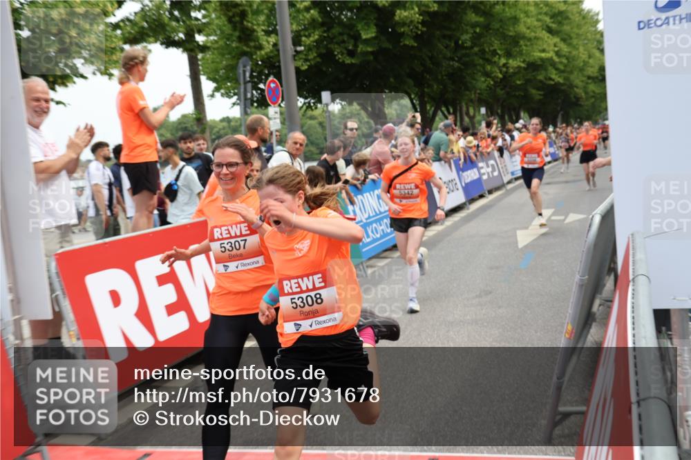 15.06.2025 - REWE Women's Run Strokosch-Dieckow http://msf.ph/oto/7931678 15.06.2025 10:59:07 Ziel 5073, 5185, 5197, 5249, 5272, 5307, 5308, 5342, 5403, 5464, 5575, 5598 meine-sportfotos.de