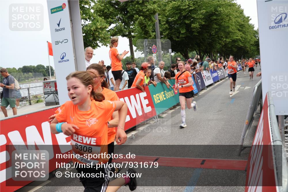 15.06.2025 - REWE Women's Run Strokosch-Dieckow http://msf.ph/oto/7931679 15.06.2025 10:59:07 Ziel 5073, 5185, 5197, 5249, 5272, 5307, 5308, 5342, 5403, 5464, 5575, 5598 meine-sportfotos.de