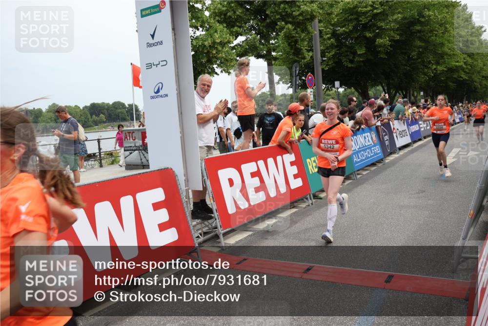 15.06.2025 - REWE Women's Run Strokosch-Dieckow http://msf.ph/oto/7931681 15.06.2025 10:59:07 Ziel 5073, 5185, 5197, 5249, 5272, 5307, 5308, 5342, 5403, 5464, 5575, 5598 meine-sportfotos.de