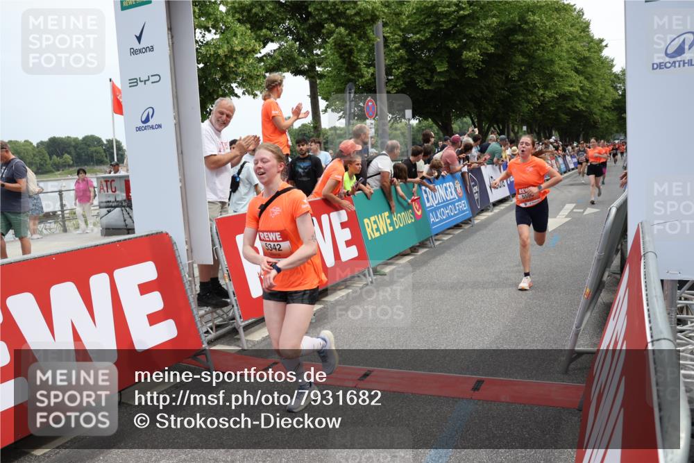 15.06.2025 - REWE Women's Run Strokosch-Dieckow http://msf.ph/oto/7931682 15.06.2025 10:59:08 Ziel 5073, 5185, 5194, 5197, 5249, 5272, 5307, 5308, 5342, 5403, 5464, 5575, 5598 meine-sportfotos.de