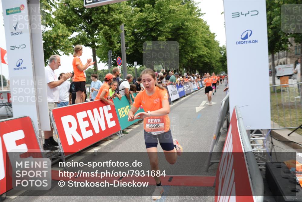 15.06.2025 - REWE Women's Run Strokosch-Dieckow http://msf.ph/oto/7931684 15.06.2025 10:59:09 Ziel 5073, 5185, 5194, 5197, 5249, 5272, 5307, 5308, 5342, 5403, 5464, 5598 meine-sportfotos.de