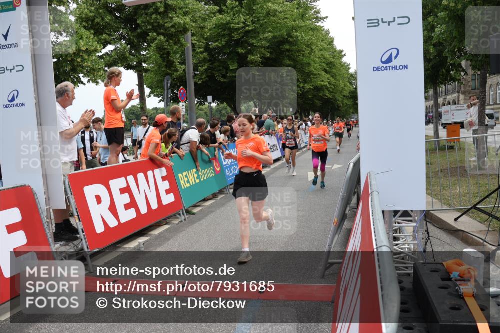 15.06.2025 - REWE Women's Run Strokosch-Dieckow http://msf.ph/oto/7931685 15.06.2025 10:59:11 Ziel 5073, 5194, 5197, 5249, 5272, 5307, 5308, 5342, 5349, 5403, 5464, 5598, 5687 meine-sportfotos.de