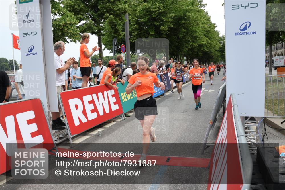 15.06.2025 - REWE Women's Run Strokosch-Dieckow http://msf.ph/oto/7931687 15.06.2025 10:59:12 Ziel 5073, 5194, 5249, 5272, 5307, 5308, 5342, 5349, 5403, 5464, 5598, 5687 meine-sportfotos.de