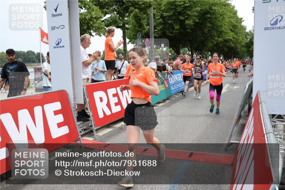 15.06.2025 - REWE Women's Run Strokosch-Dieckow http://msf.ph/oto/7931688 15.06.2025 10:59:12 Ziel 5073, 5194, 5249, 5272, 5307, 5308, 5342, 5349, 5403, 5464, 5598, 5687 meine-sportfotos.de