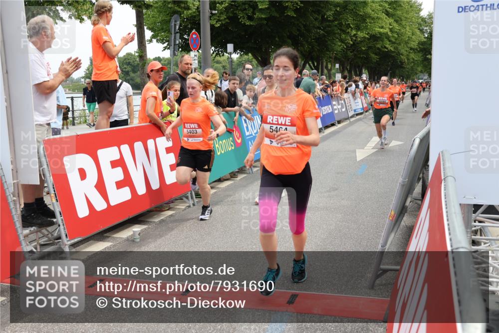15.06.2025 - REWE Women's Run Strokosch-Dieckow http://msf.ph/oto/7931690 15.06.2025 10:59:13 Ziel 5073, 5194, 5249, 5272, 5307, 5308, 5342, 5349, 5403, 5415, 5464, 5598, 5687 meine-sportfotos.de