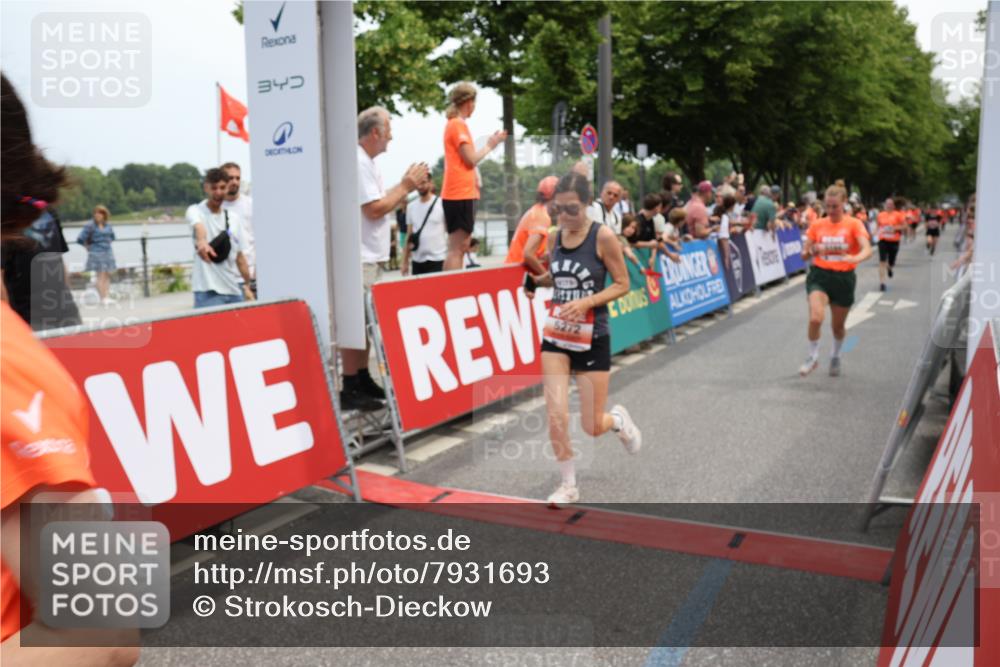 15.06.2025 - REWE Women's Run Strokosch-Dieckow http://msf.ph/oto/7931693 15.06.2025 10:59:14 Ziel 5160, 5194, 5249, 5272, 5342, 5349, 5403, 5415, 5464, 5598, 5687 meine-sportfotos.de