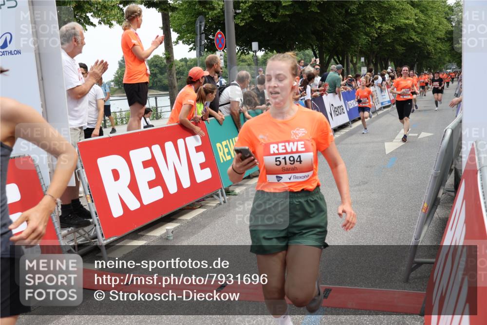 15.06.2025 - REWE Women's Run Strokosch-Dieckow http://msf.ph/oto/7931696 15.06.2025 10:59:15 Ziel 5160, 5194, 5249, 5272, 5349, 5403, 5415, 5464, 5598, 5687 meine-sportfotos.de