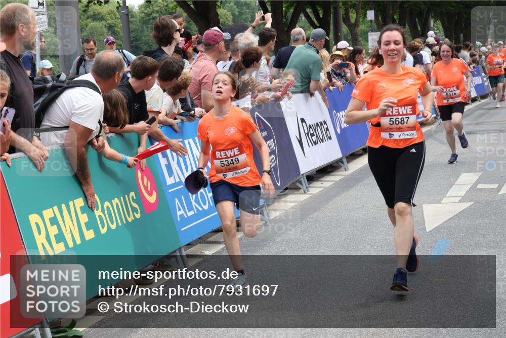 15.06.2025 - REWE Women's Run Strokosch-Dieckow http://msf.ph/oto/7931697 15.06.2025 10:59:16 Ziel 5160, 5194, 5249, 5272, 5349, 5403, 5415, 5464, 5687 meine-sportfotos.de
