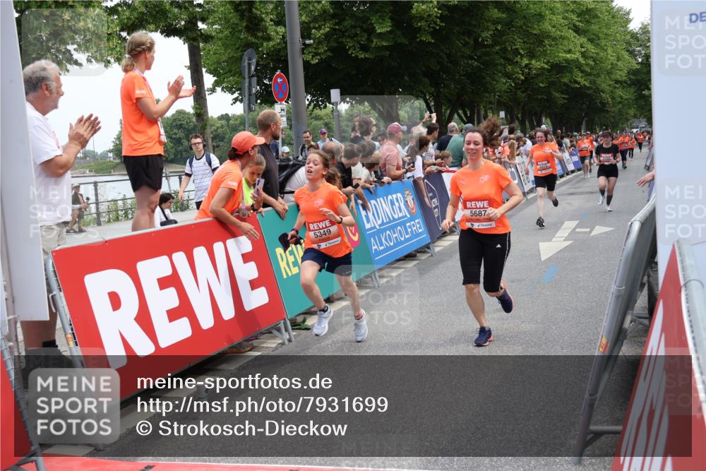 15.06.2025 - REWE Women's Run Strokosch-Dieckow http://msf.ph/oto/7931699 15.06.2025 10:59:16 Ziel 5160, 5194, 5249, 5272, 5349, 5403, 5415, 5464, 5687 meine-sportfotos.de