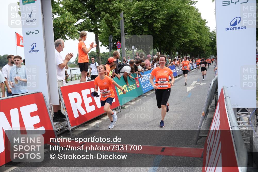 15.06.2025 - REWE Women's Run Strokosch-Dieckow http://msf.ph/oto/7931700 15.06.2025 10:59:17 Ziel 5160, 5194, 5249, 5272, 5349, 5403, 5415, 5464, 5687 meine-sportfotos.de