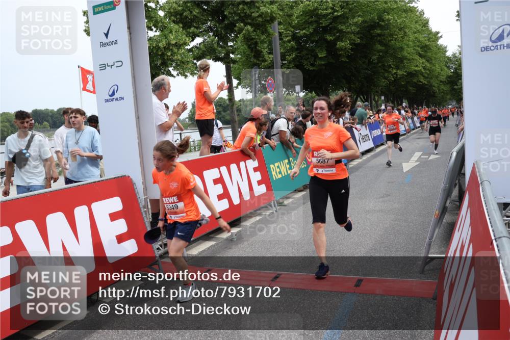 15.06.2025 - REWE Women's Run Strokosch-Dieckow http://msf.ph/oto/7931702 15.06.2025 10:59:17 Ziel 5160, 5194, 5249, 5272, 5349, 5403, 5415, 5464, 5687 meine-sportfotos.de