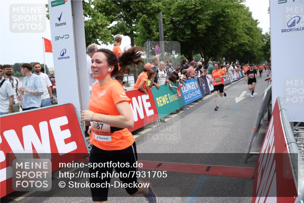 15.06.2025 - REWE Women's Run Strokosch-Dieckow http://msf.ph/oto/7931705 15.06.2025 10:59:18 Ziel 5160, 5194, 5249, 5272, 5349, 5403, 5415, 5455, 5464, 5662, 5687 meine-sportfotos.de
