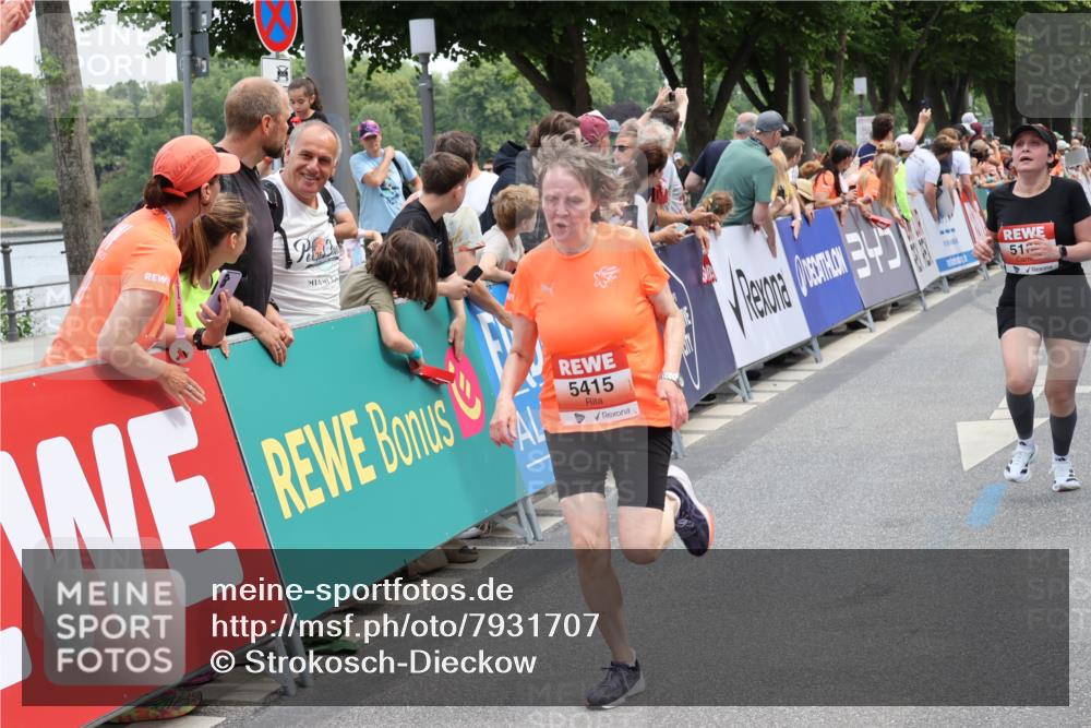 15.06.2025 - REWE Women's Run Strokosch-Dieckow http://msf.ph/oto/7931707 15.06.2025 10:59:18 Ziel 5160, 5194, 5249, 5272, 5349, 5403, 5415, 5455, 5464, 5662, 5687 meine-sportfotos.de
