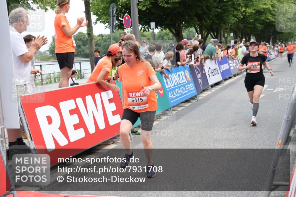 15.06.2025 - REWE Women's Run Strokosch-Dieckow http://msf.ph/oto/7931708 15.06.2025 10:59:19 Ziel 5160, 5194, 5249, 5272, 5349, 5403, 5415, 5455, 5464, 5662, 5687 meine-sportfotos.de