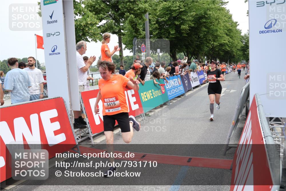 15.06.2025 - REWE Women's Run Strokosch-Dieckow http://msf.ph/oto/7931710 15.06.2025 10:59:19 Ziel 5160, 5194, 5249, 5272, 5349, 5403, 5415, 5455, 5464, 5662, 5687 meine-sportfotos.de