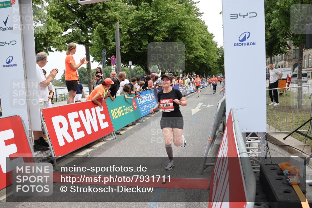 15.06.2025 - REWE Women's Run Strokosch-Dieckow http://msf.ph/oto/7931711 15.06.2025 10:59:20 Ziel 5160, 5194, 5272, 5349, 5403, 5415, 5455, 5662, 5687 meine-sportfotos.de