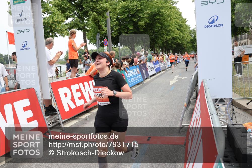 15.06.2025 - REWE Women's Run Strokosch-Dieckow http://msf.ph/oto/7931715 15.06.2025 10:59:21 Ziel 5160, 5194, 5349, 5415, 5455, 5662, 5687 meine-sportfotos.de