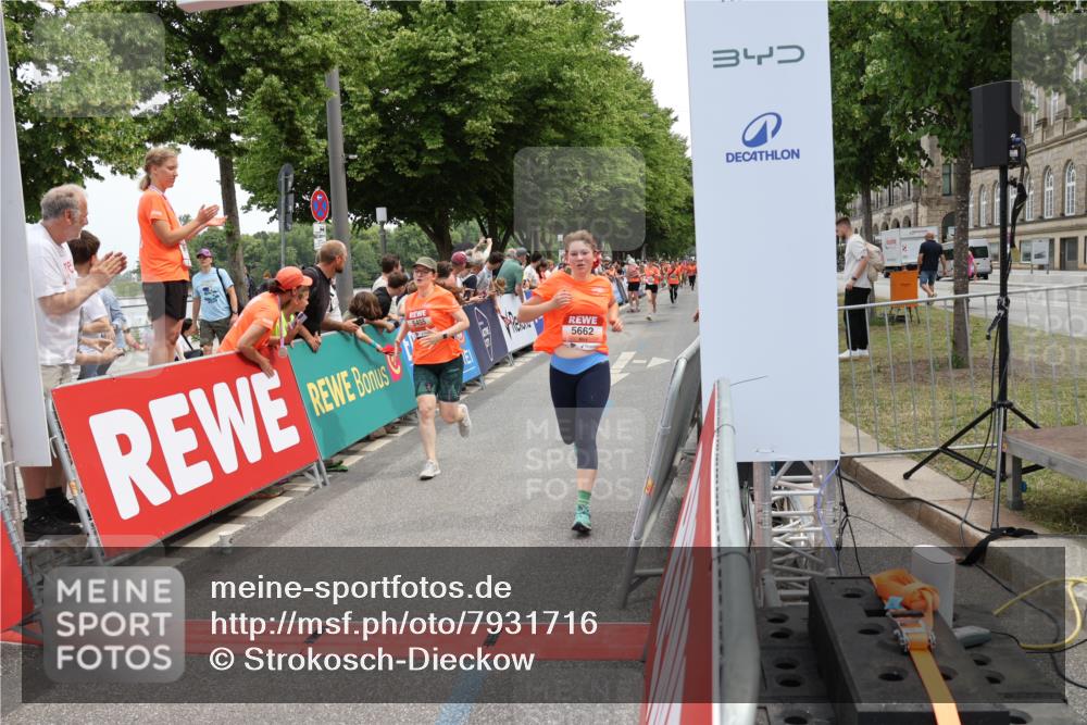 15.06.2025 - REWE Women's Run Strokosch-Dieckow http://msf.ph/oto/7931716 15.06.2025 10:59:24 Ziel 5160, 5290, 5381, 5415, 5455, 5662, 5687 meine-sportfotos.de