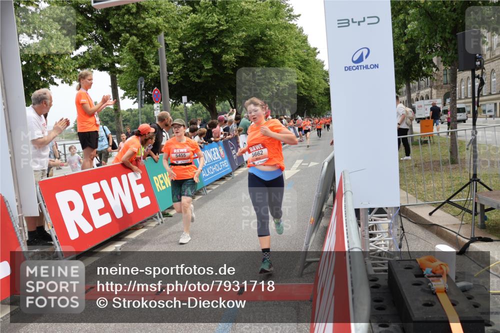 15.06.2025 - REWE Women's Run Strokosch-Dieckow http://msf.ph/oto/7931718 15.06.2025 10:59:24 Ziel 5160, 5290, 5381, 5415, 5455, 5662, 5687 meine-sportfotos.de