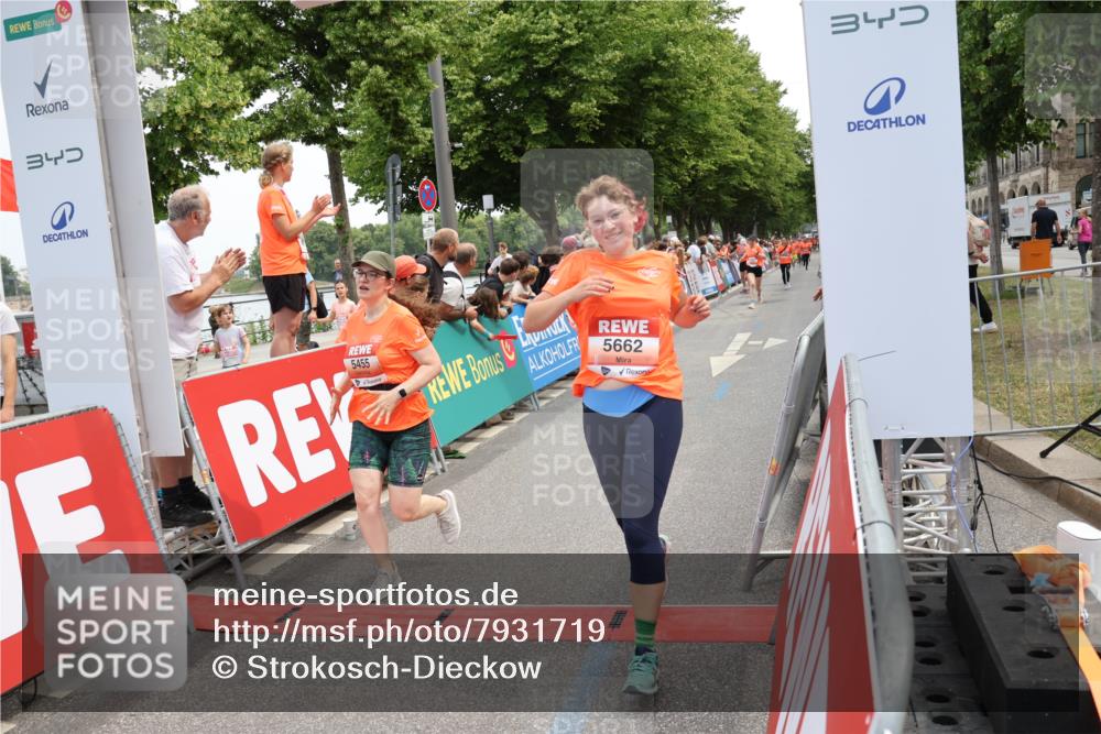 15.06.2025 - REWE Women's Run Strokosch-Dieckow http://msf.ph/oto/7931719 15.06.2025 10:59:24 Ziel 5160, 5290, 5381, 5415, 5455, 5662, 5687 meine-sportfotos.de