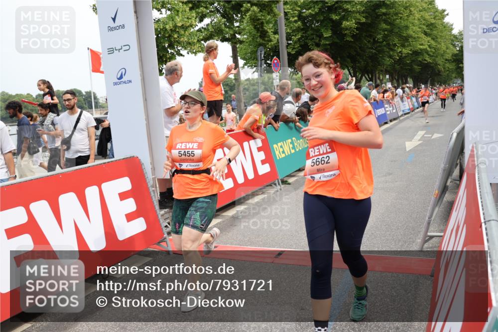 15.06.2025 - REWE Women's Run Strokosch-Dieckow http://msf.ph/oto/7931721 15.06.2025 10:59:25 Ziel 5160, 5290, 5381, 5415, 5455, 5638, 5662 meine-sportfotos.de