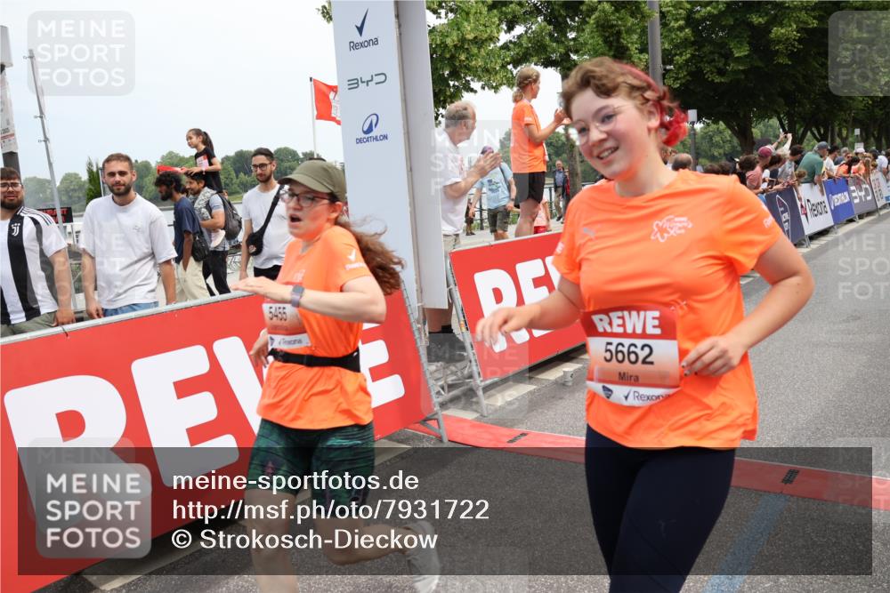 15.06.2025 - REWE Women's Run Strokosch-Dieckow http://msf.ph/oto/7931722 15.06.2025 10:59:25 Ziel 5160, 5290, 5381, 5415, 5455, 5638, 5662 meine-sportfotos.de