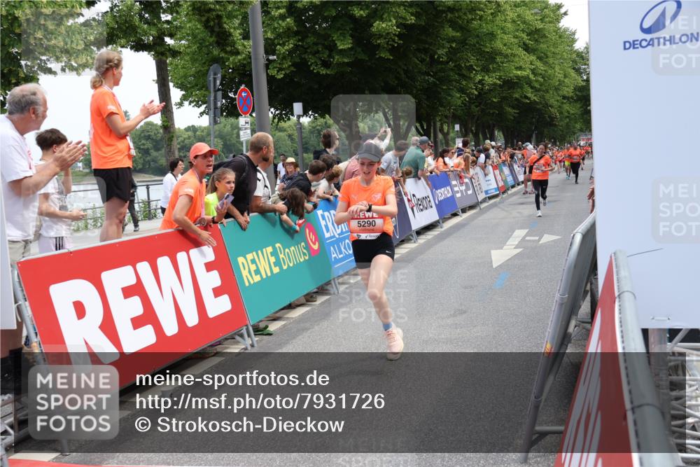 15.06.2025 - REWE Women's Run Strokosch-Dieckow http://msf.ph/oto/7931726 15.06.2025 10:59:27 Ziel 5160, 5290, 5381, 5455, 5638, 5662 meine-sportfotos.de