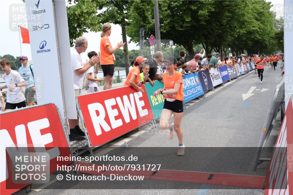15.06.2025 - REWE Women's Run Strokosch-Dieckow http://msf.ph/oto/7931727 15.06.2025 10:59:28 Ziel 5290, 5381, 5455, 5495, 5638, 5662 meine-sportfotos.de