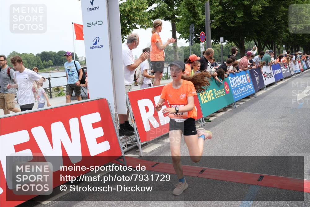 15.06.2025 - REWE Women's Run Strokosch-Dieckow http://msf.ph/oto/7931729 15.06.2025 10:59:28 Ziel 5290, 5381, 5455, 5495, 5638, 5662 meine-sportfotos.de